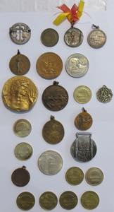 Lot of 24 medals and tokens of various kinds ... 