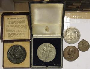 Lot of 5 medals in bronze and pewter, with ... 