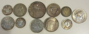 Lotto di 11 esemplari in argento fra monete ... 