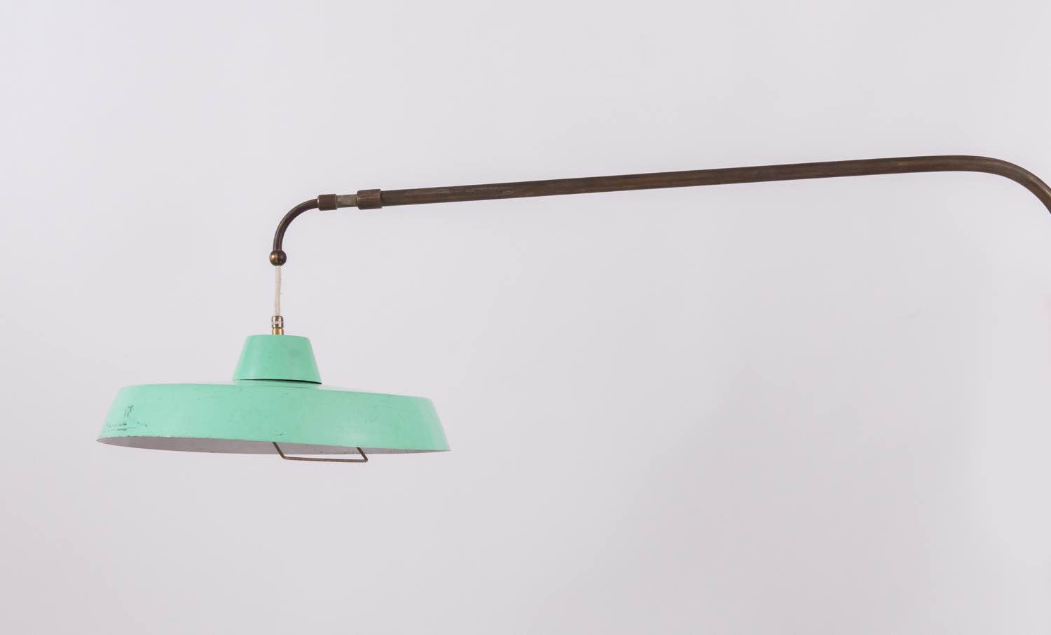 PRODUZIONE ITALIANA : Lampada a morsetto e una lampada a parete in ottone e  metallo verniciato. Anni '50 lunghezza regolabile - Asta Design -  Associazione Nazionale - Case d'Asta italiane