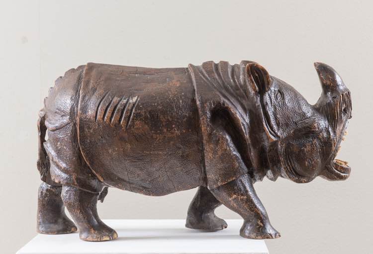 Rinoceronte, scultura lignea. ... 