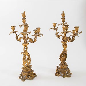 Coppia di candelabri in bronzo dorato. ... 