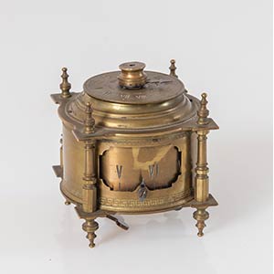Orologio a pendolo da tavolo in bronzo. XIX ... 