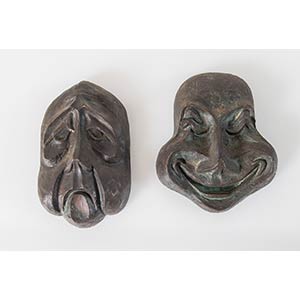 Coppia di mascheroni in bronzo. ... 
