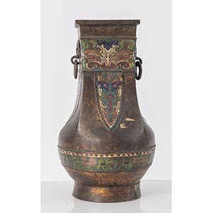 Antico vaso in bronzo con applicazioni di ... 