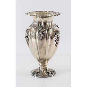 Italia XX secolo. Vaso in argento 800. Sotto ... 