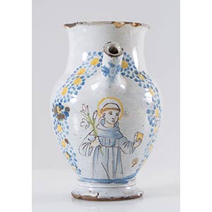 Brocca in ceramica con figura di santo. ... 