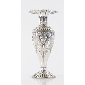 ITALIA, XX secolo. Vaso in argento 800. Sul ... 