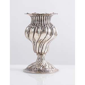 Piccolo vaso in argento 800. Cm 14x diametro ... 