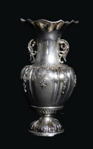 Italia, XX secolo. Vaso in argento 800. Al ... 