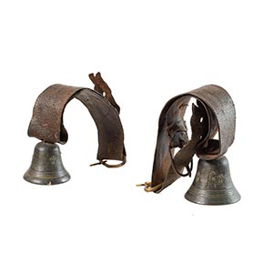 Coppia di campane in bronzo decorato. XIX ... 