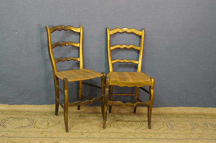 Due sedie in legno dorato con ... 