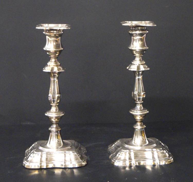 Due candelieri in argento titolo ... 