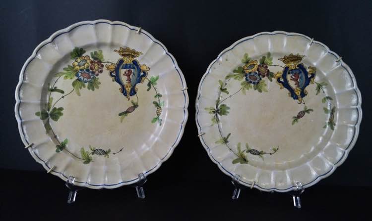 Due piatti in ceramica beige ... 