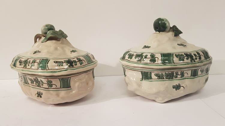 Due zuppiere in ceramica decorata ... 