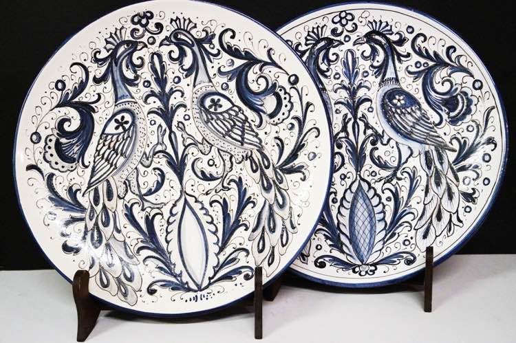 Due piatti tondi in ceramica ... 