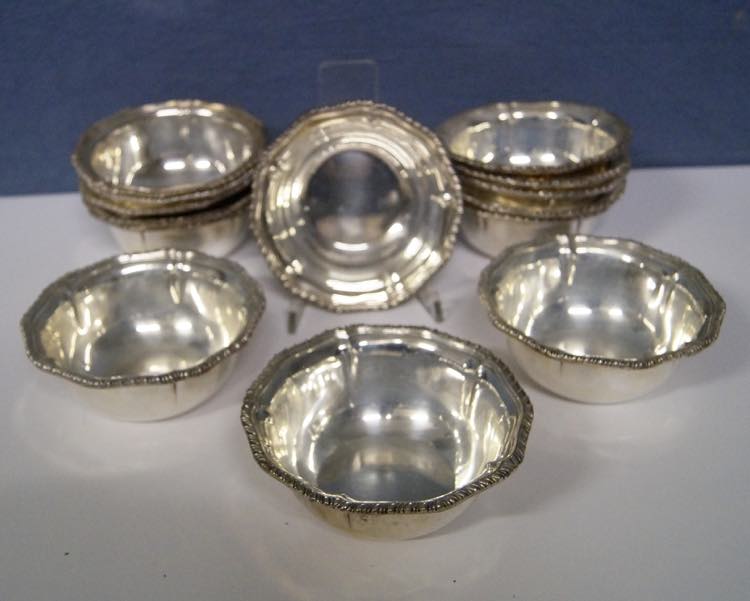 Quattordici bowls in argento ... 