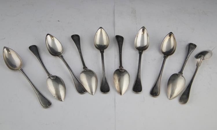 Dieci cucchiaini in argento liscio ... 
