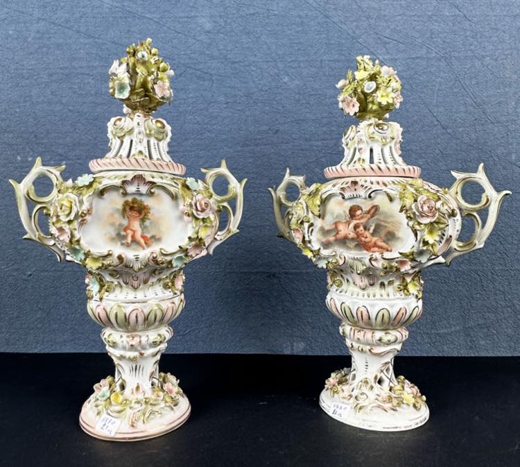 Due vasi in porcellana policromata ... 