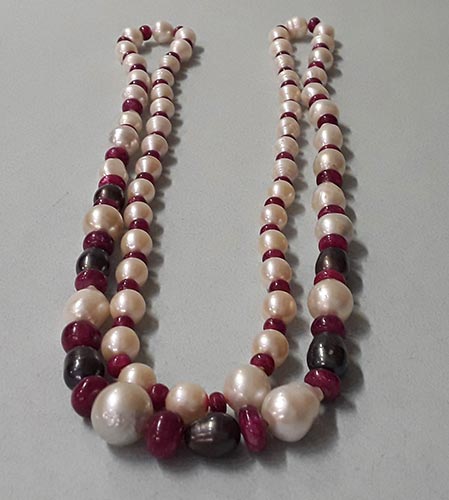 Lunga collana con perle e rubini ... 