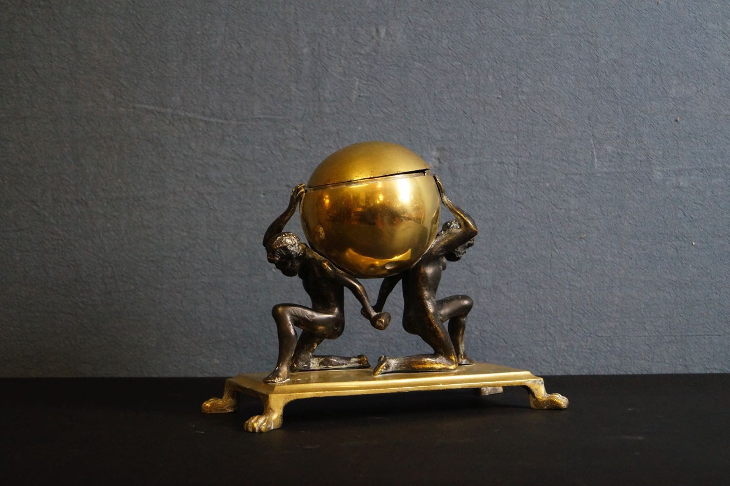 Bruciaprofumo sferico in bronzo ... 