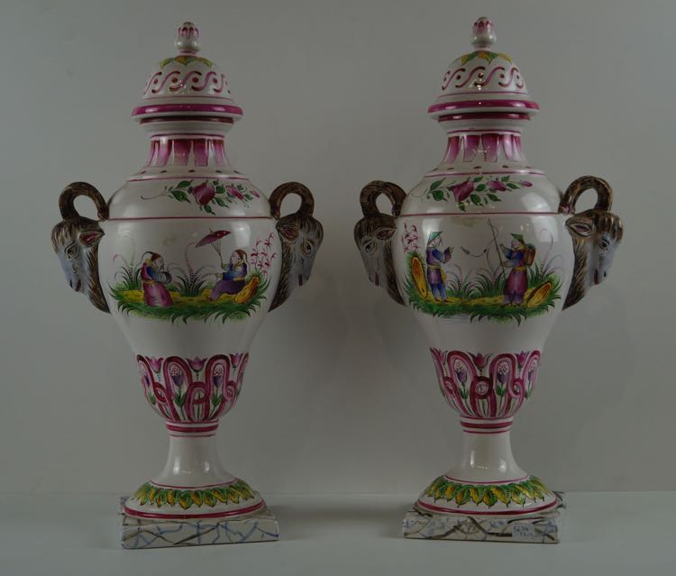Due vasi in ceramica dipinta a ... 