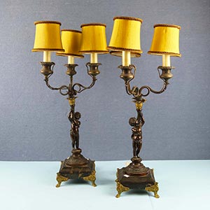 Coppia di candelabri da tavolo in bronzo ... 
