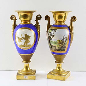 Coppia di vasi in porcellana bleu e oro con ... 