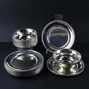 Dodici bowls con sottopiatto in argento ... 