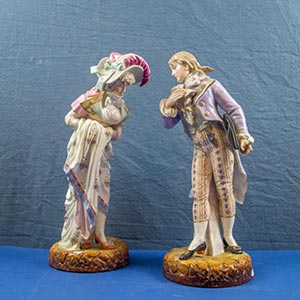 Coppia di sculture in porcellana policroma ... 