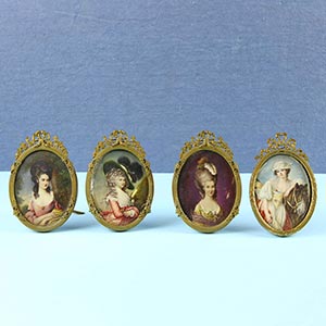 Lotto di quattro miniature in avorio ... 