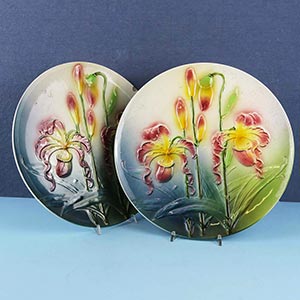 Lotto di due piatti in ceramica policromata ... 