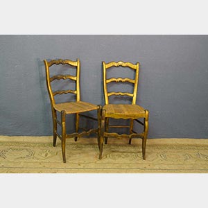 Due sedie in legno dorato con seduta in ... 