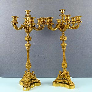 Coppia di candelabri di linea Luigi XV in ... 