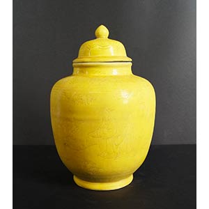 Antico vaso con coperchio in porcellana ... 