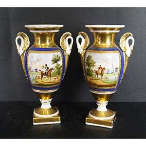 Due vasi di linea impero in porcellana ... 
