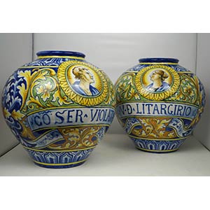 Due vasi in ceramica policromata dipinta a ... 