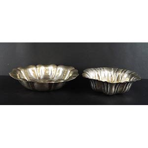 Due bowl in argento con bordo alto e ... 