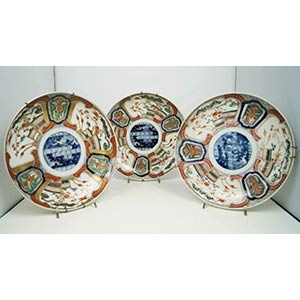 Tre piatti in porcellana policromata dipinta ... 