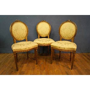 Tre sedie di linea Luigi XVI in legno dorato ... 