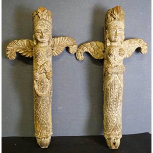 Due sculture su legno laccato e intagliato ... 
