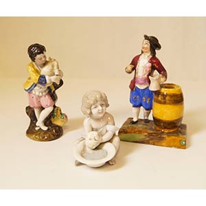 Lotto di tre sculture in porcellana ... 