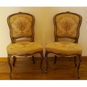 Due sedie di linea Luigi XV in legno dorato, ... 