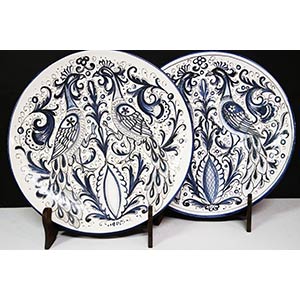 Due piatti tondi in ceramica policroma ... 