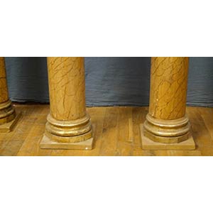 Quattro colonne in legno laccato e ... 