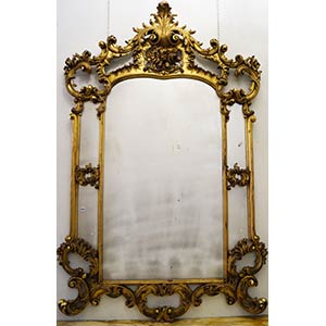 Specchiera di linea Luigi XV in legno dorato ... 