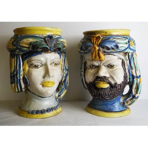 Due vasi in ceramica policromata raff.te ... 