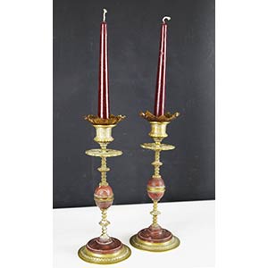 Coppia di candelieri in bronzo dorato con ... 