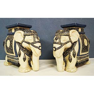 Due elefanti in ceramica policromata e ... 