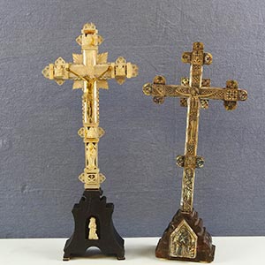 Lotto di due crocifissi in legno ... 